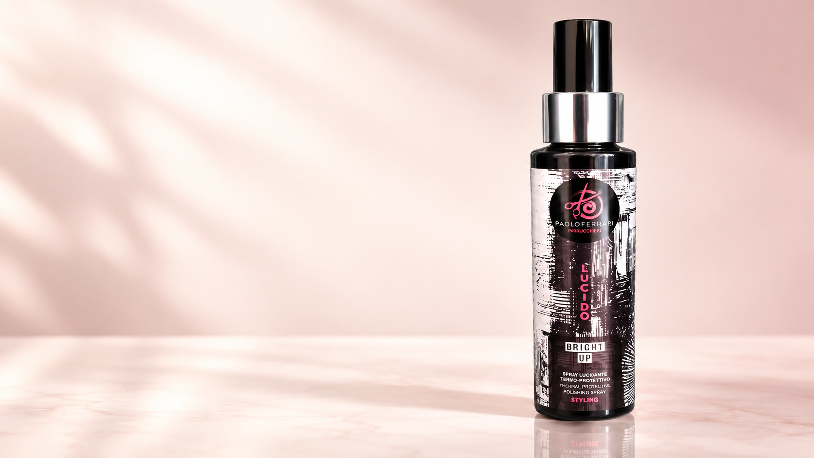 Flacone Bright Up su sfondo rosa cipria